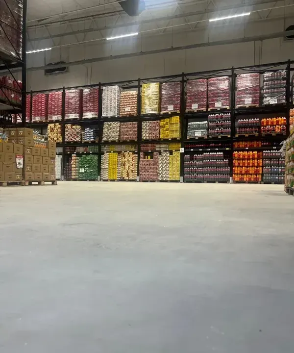 Atacado com prateleiras e piso cinza