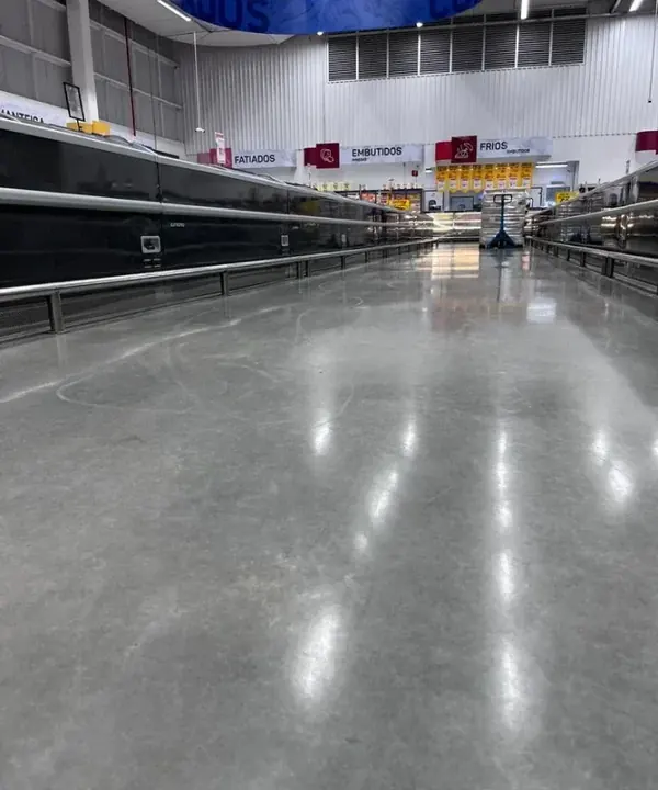 Corredor de supermercado refrigerado